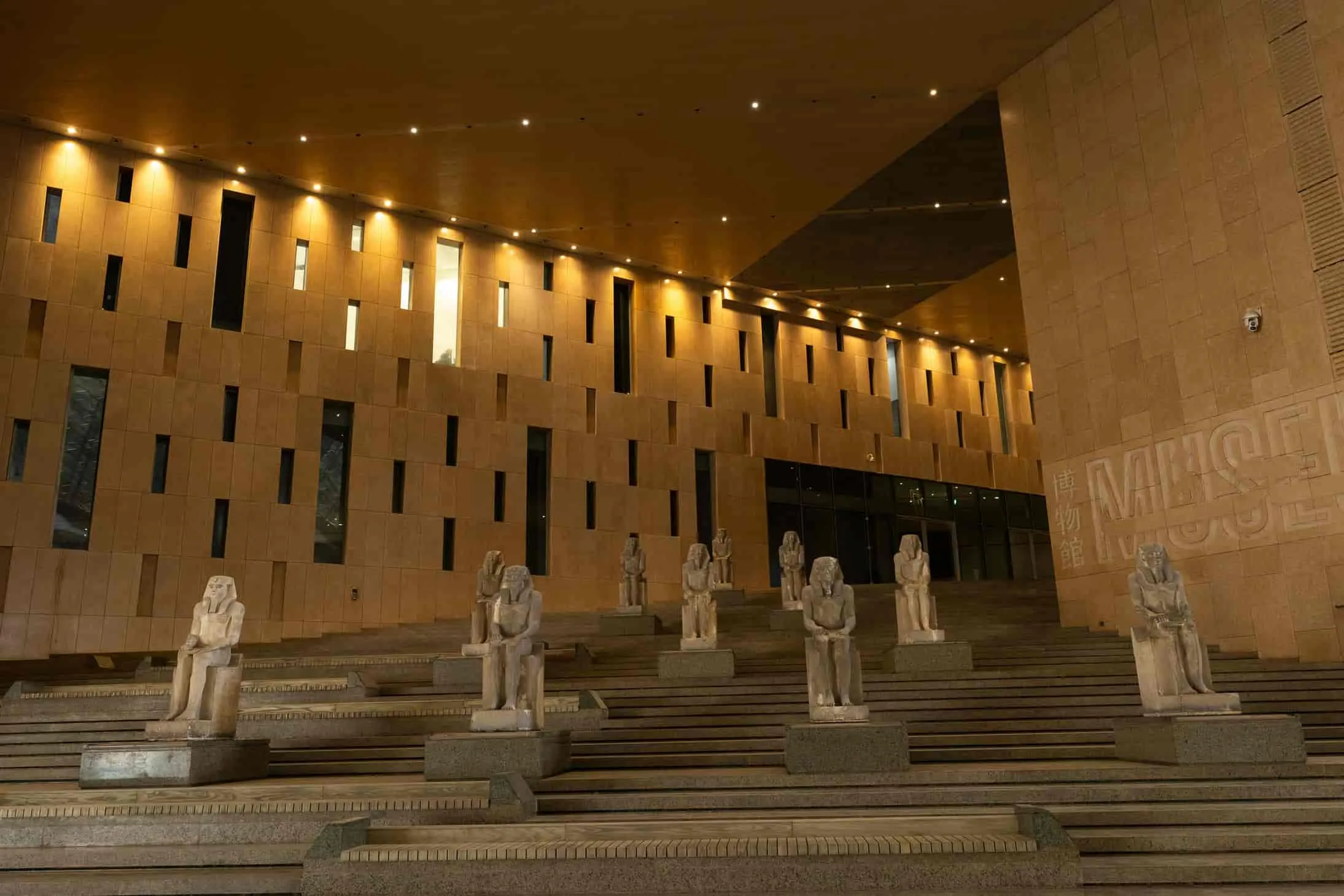 Wielkie Muzeum Egipskie GEM w Gizie niedaleko piramid